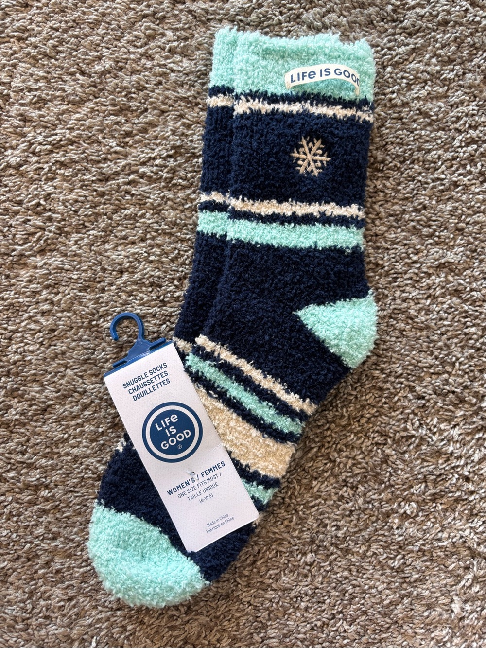 NWT Life is Good snuggle socks snowflake